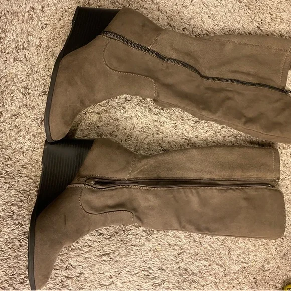Style & Co. Womens Wynterr Wide Calf Tall Wedge Boots Taupe 8.5 Medium (B M)　並行輸入品 Style \u0026 Co. Womens Wynterr Faux Suede Tall Wedge Boots Taupe 10
